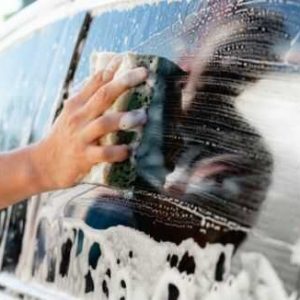 cara membersihkan kaca mobil