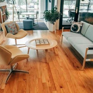 Tips Perawatan Lantai Kayu Parket di Ruang Tamu
