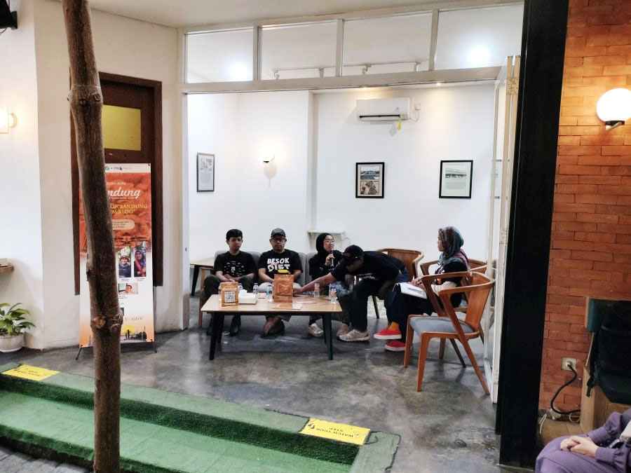 Bedah Buku "Bandung", Kumpulan Artikel Blogger Bandung, di The House of Tjihapit