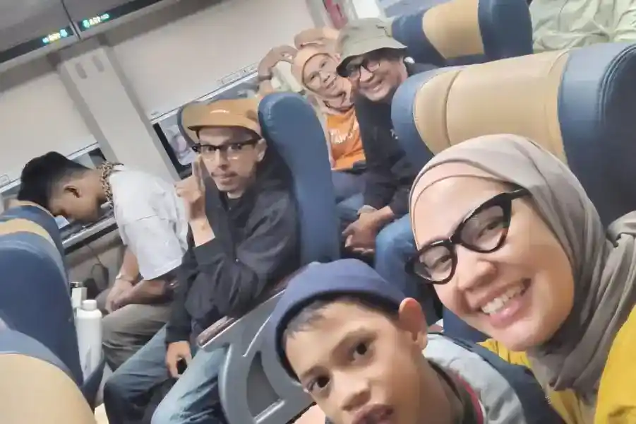 di dalam kereta ekonomi Lodaya